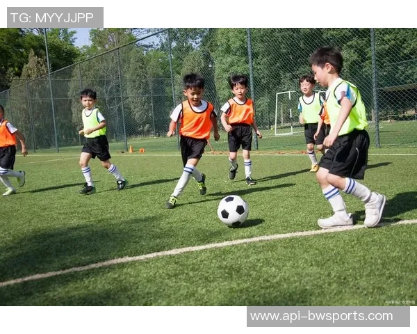 小学生踢足球的益处与注意事项探讨如何培养他们的运动兴趣与团队精神 小学生踢足球的益处与注意事项探讨如何培养他们的运动兴趣与团队精神